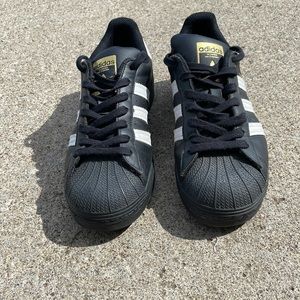 EUC Adidas shell toes sneakers